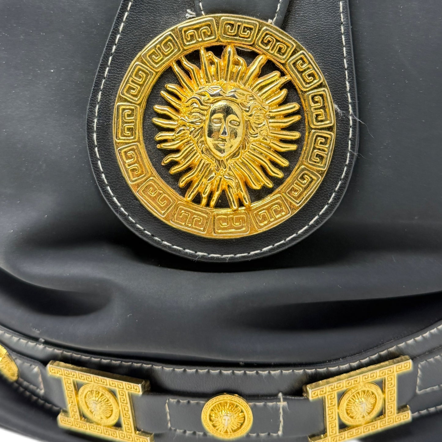 Bolsa negra medallón dorado Vintage